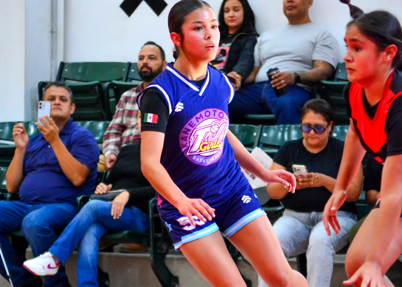 Jugada de basketball femenil en cancha de torneo Baja Hoops