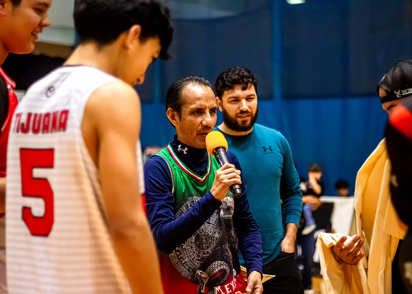 Huddle de equipo con coach durante partido de Baja Hoops